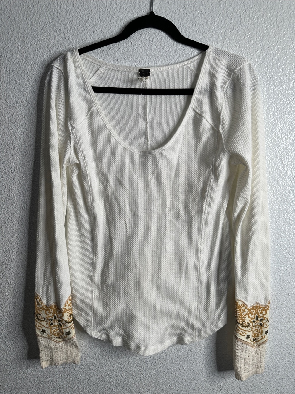 We the freeWomen's White Long-Sleeve Scoop Neck Top with printed Cuffs size L